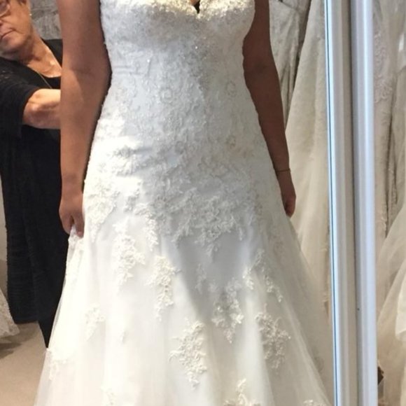 Wedding Dress - Picture 2 of 5